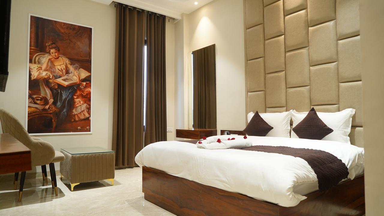 Hotel room at THE ROYAL KING Ludhiana with modern amenities and comfortable bed